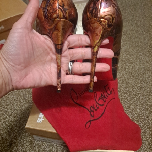 Gorgeous Christian Louboutin 100 patent Pigalle Follies. Worn one time - Picture 4 of 7